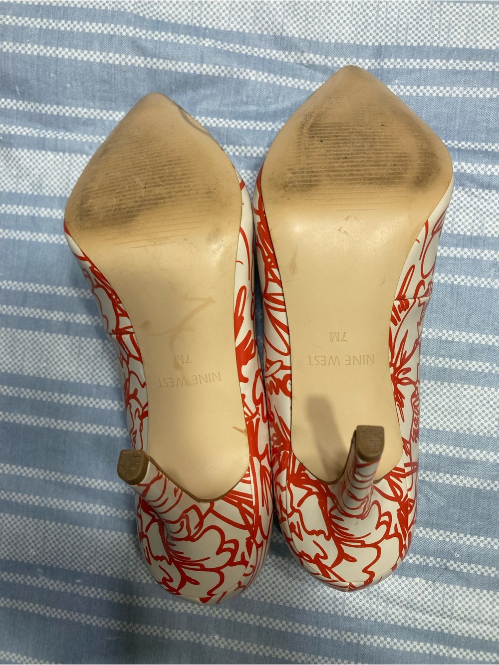 Nine West white and red abstract designed heels with pointed toe. - Picture 5 of 5
